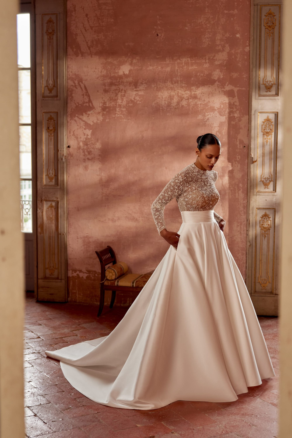 een afbeelding van een vrouw in een trouwjurk die in een kamer staat met een stoel voor een roze muur