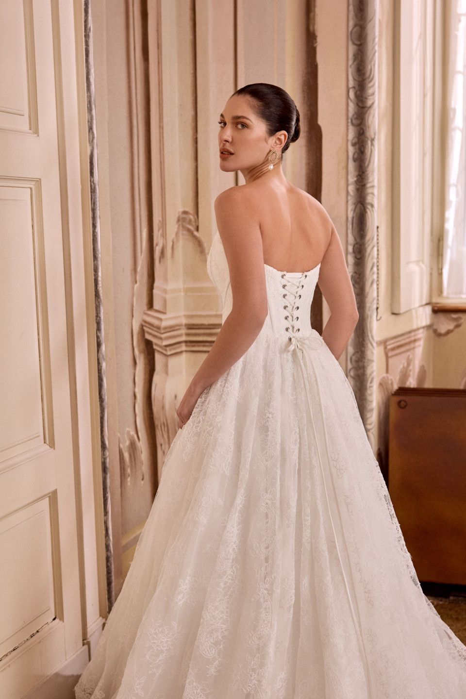 de achterkant van een vrouw in een trouwjurk