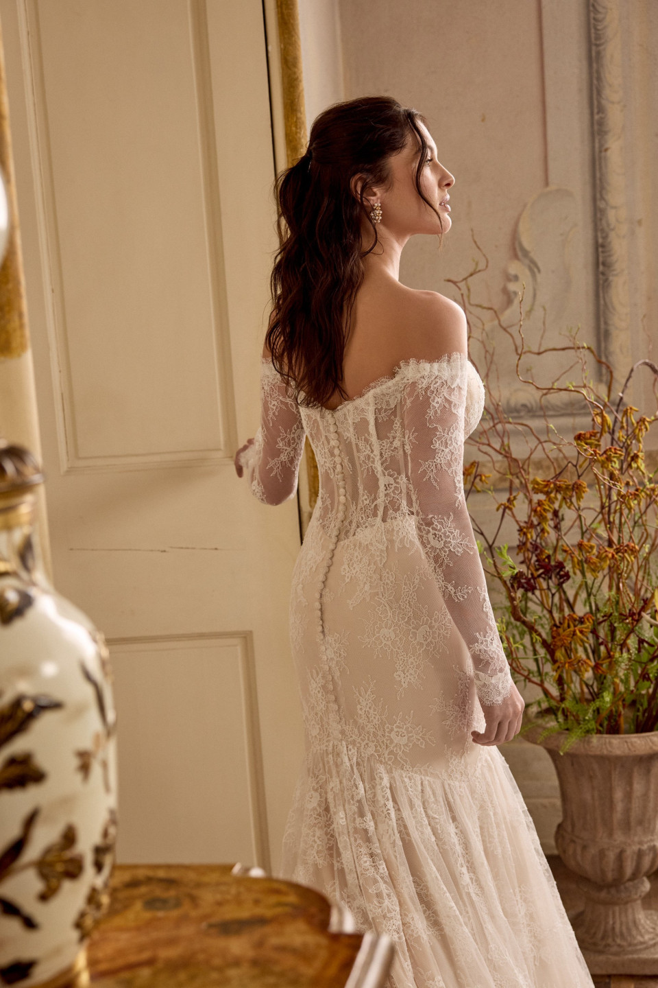 de rug van een vrouw in een trouwjurk