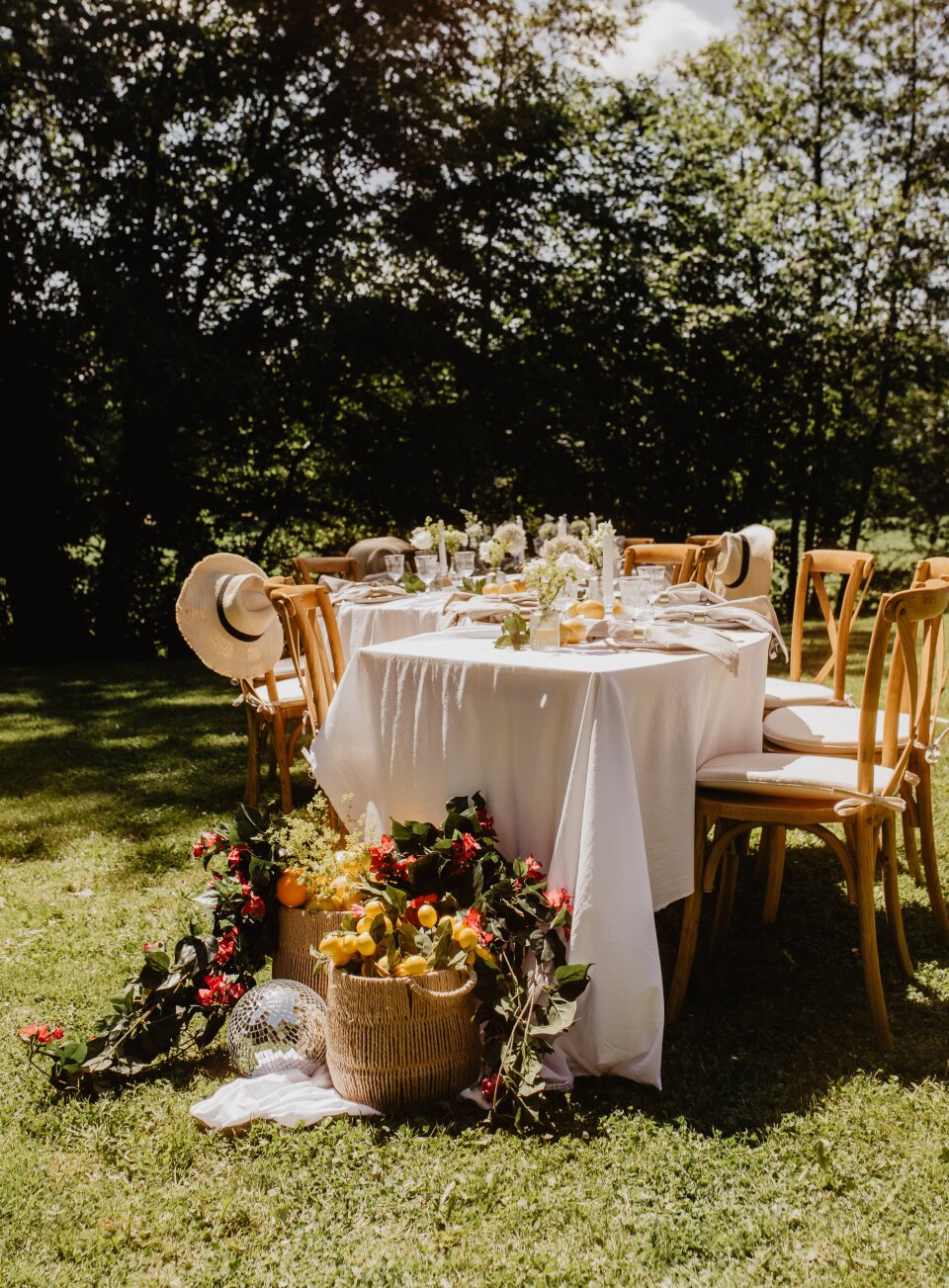 Zomerse wave tafel in dinersetting met natuurlijke details