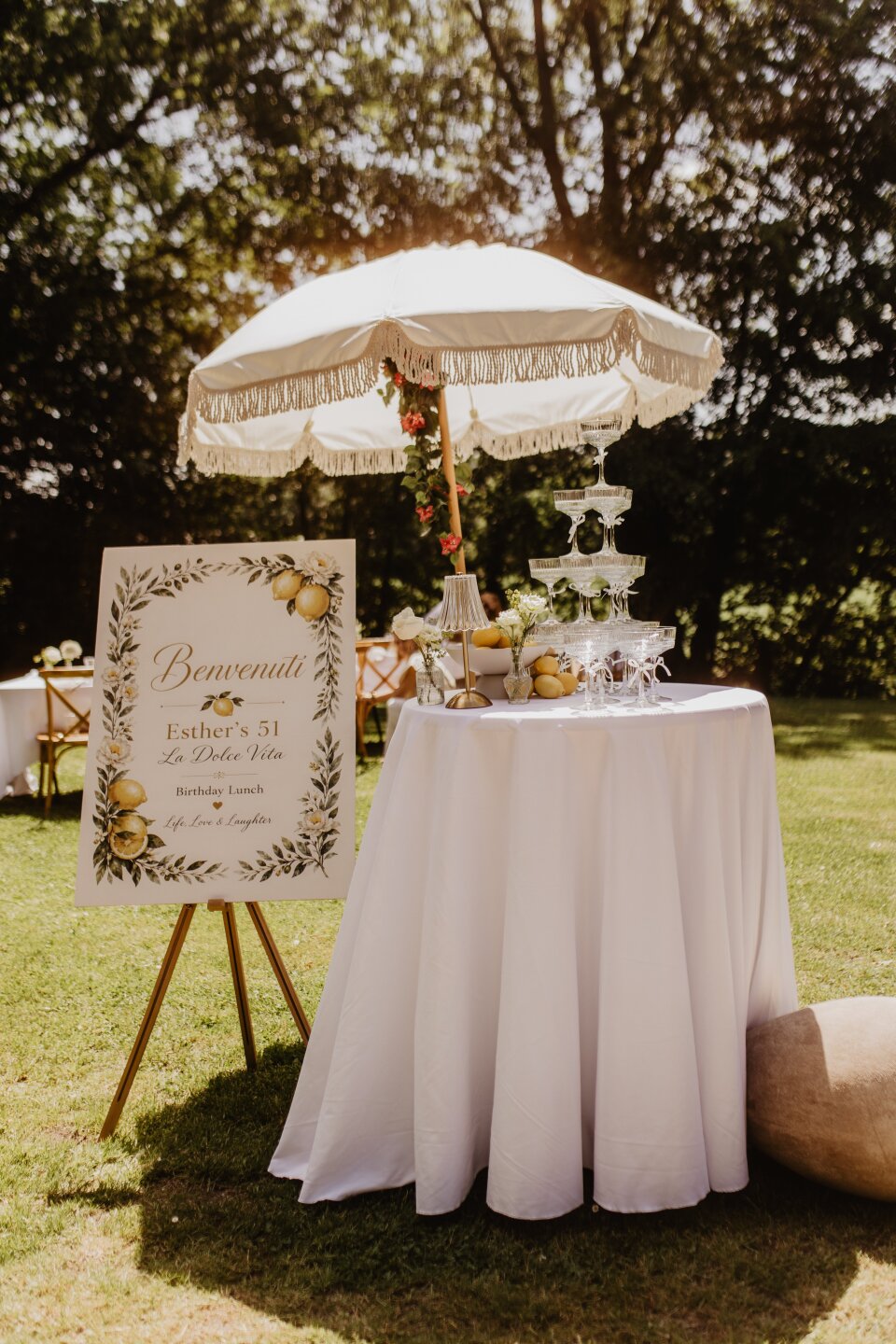 een tafel met een witte tafelkleed en een witte parasol