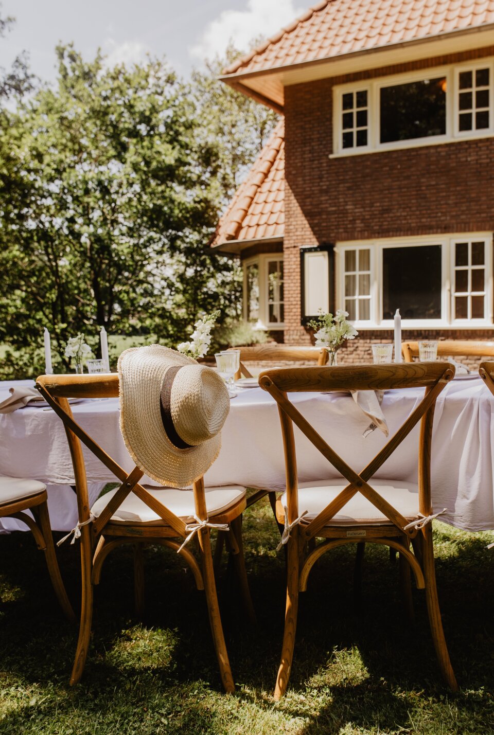 een hoed die op een tafel voor een huis ligt
