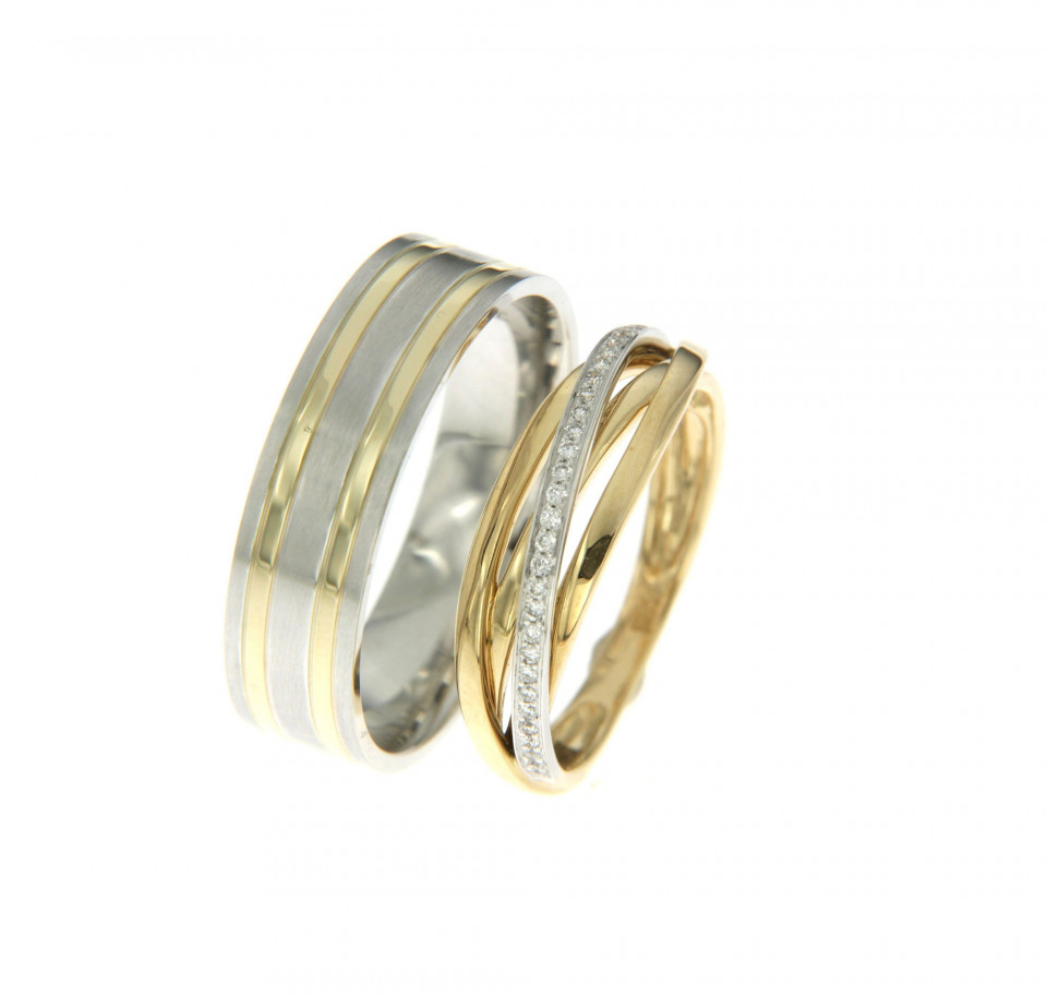 twee trouwringen met diamanten in goud en zilver