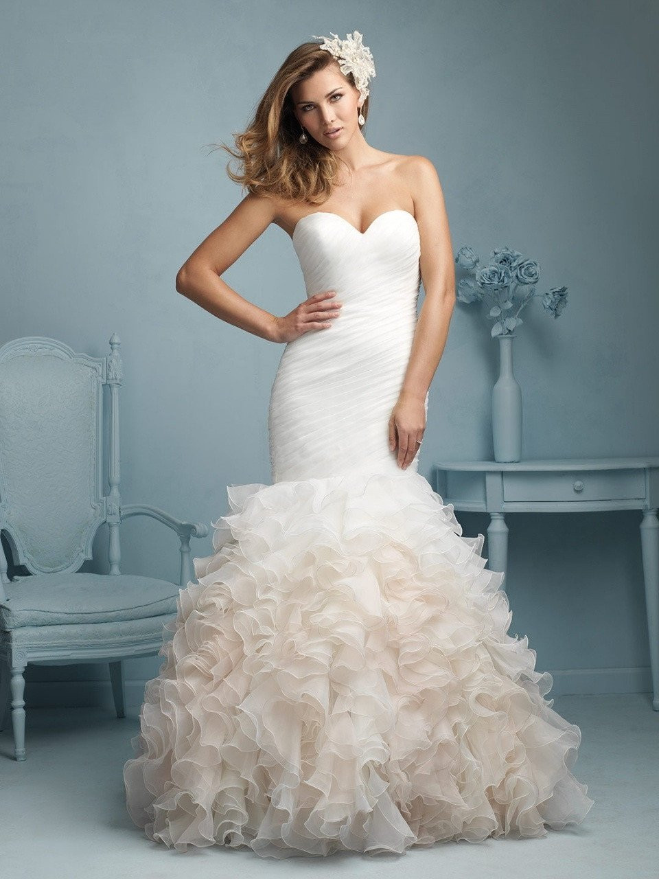 de trouwjurk is een strapless, gerimpelde jurk met een sweetheart halslijn