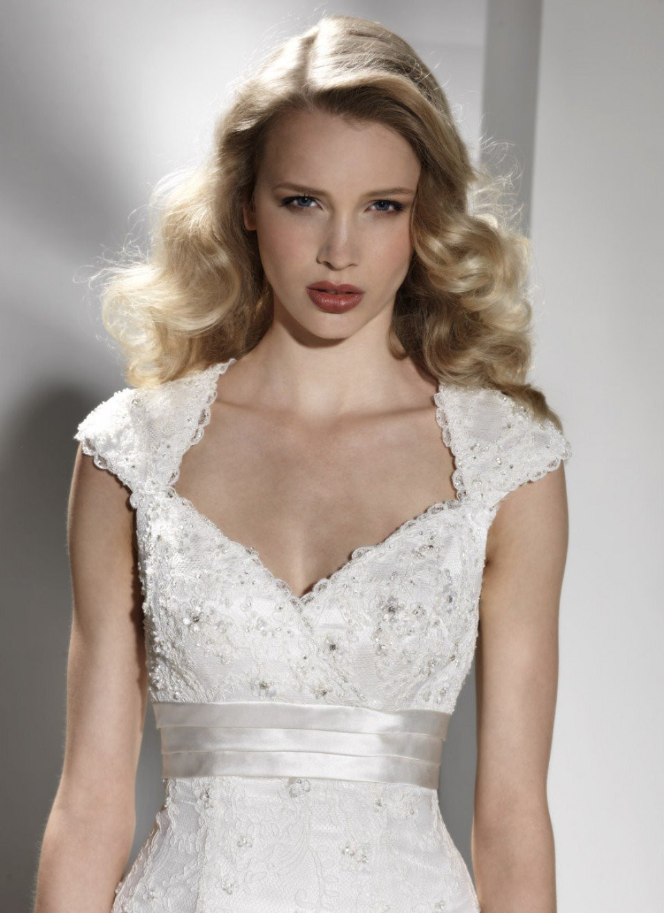 een mooie blonde vrouw in een witte trouwjurk