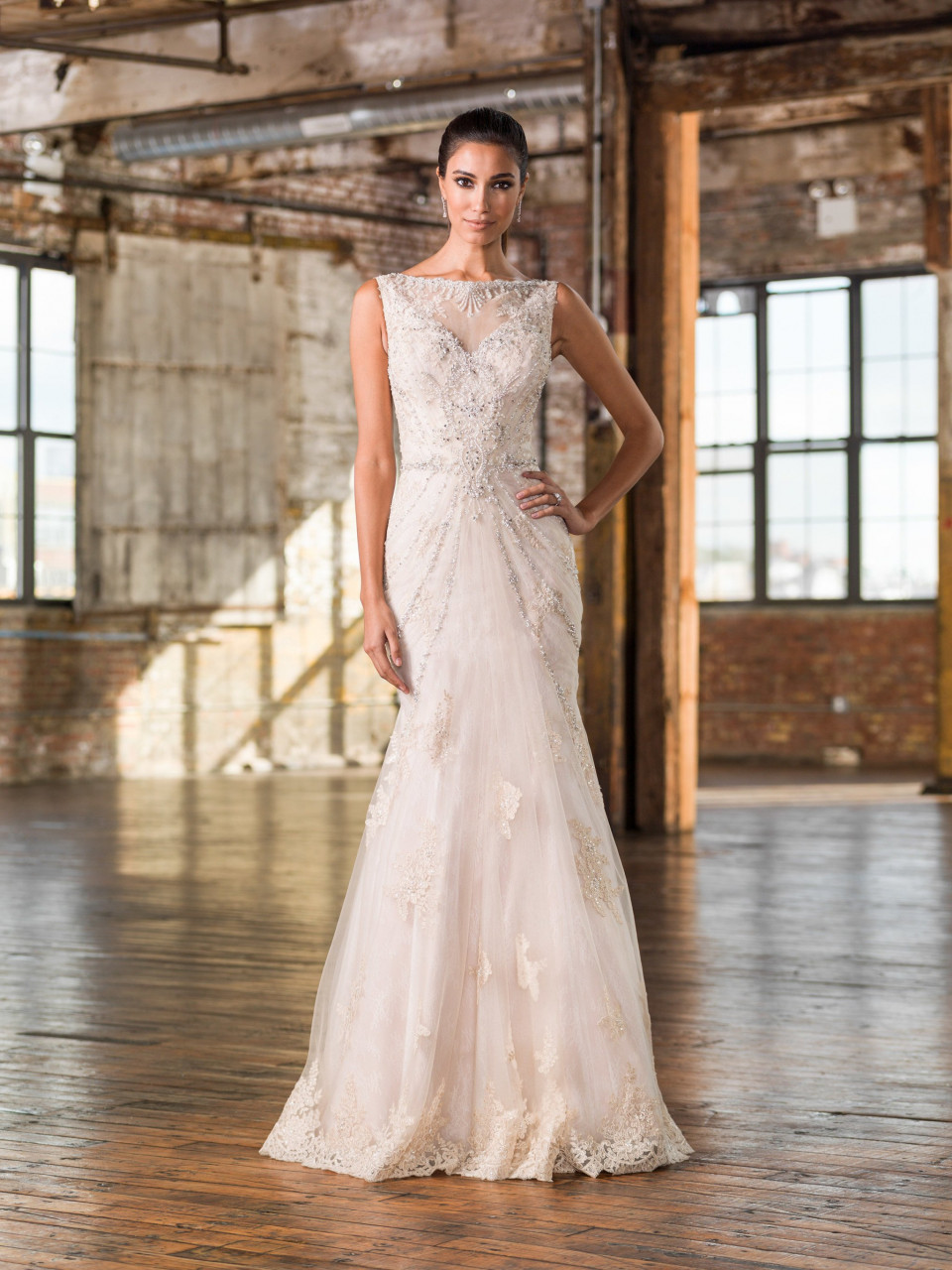 de trouwjurk is gemaakt van tule en kant