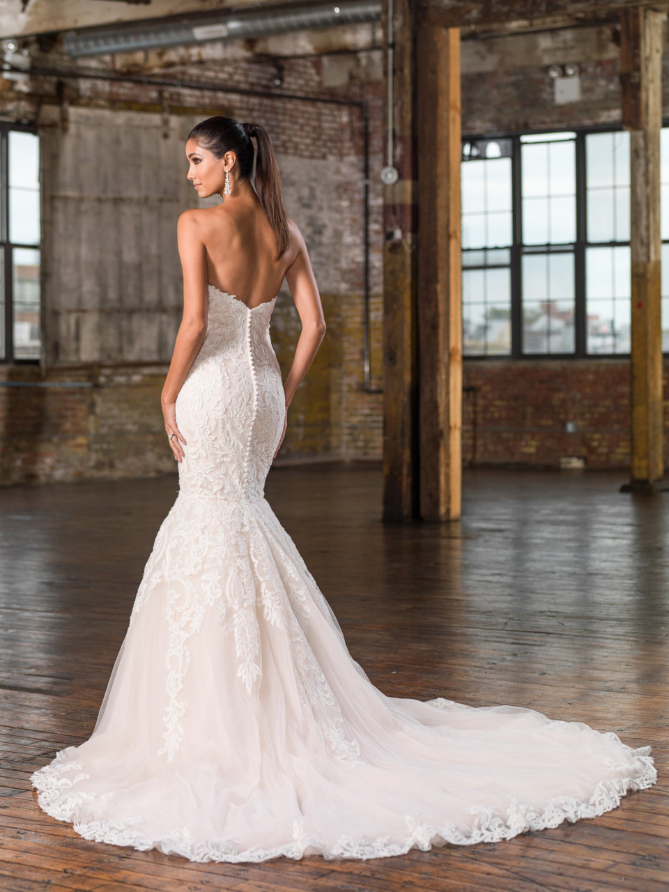 de achterkant van een trouwjurk in een industriële ruimte