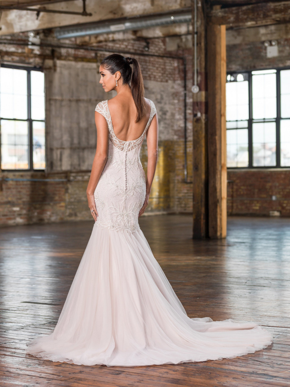 de achterkant van een trouwjurk met een open rug