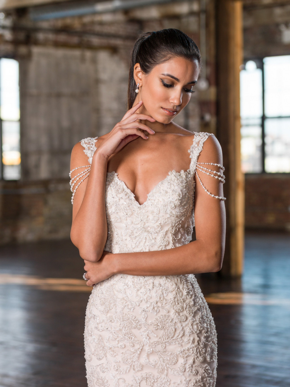 een mooie bruid in een trouwjurk in een industrieel gebouw