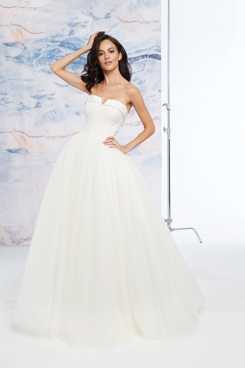 de baljurk is gemaakt van tule en heeft een strapless halslijn