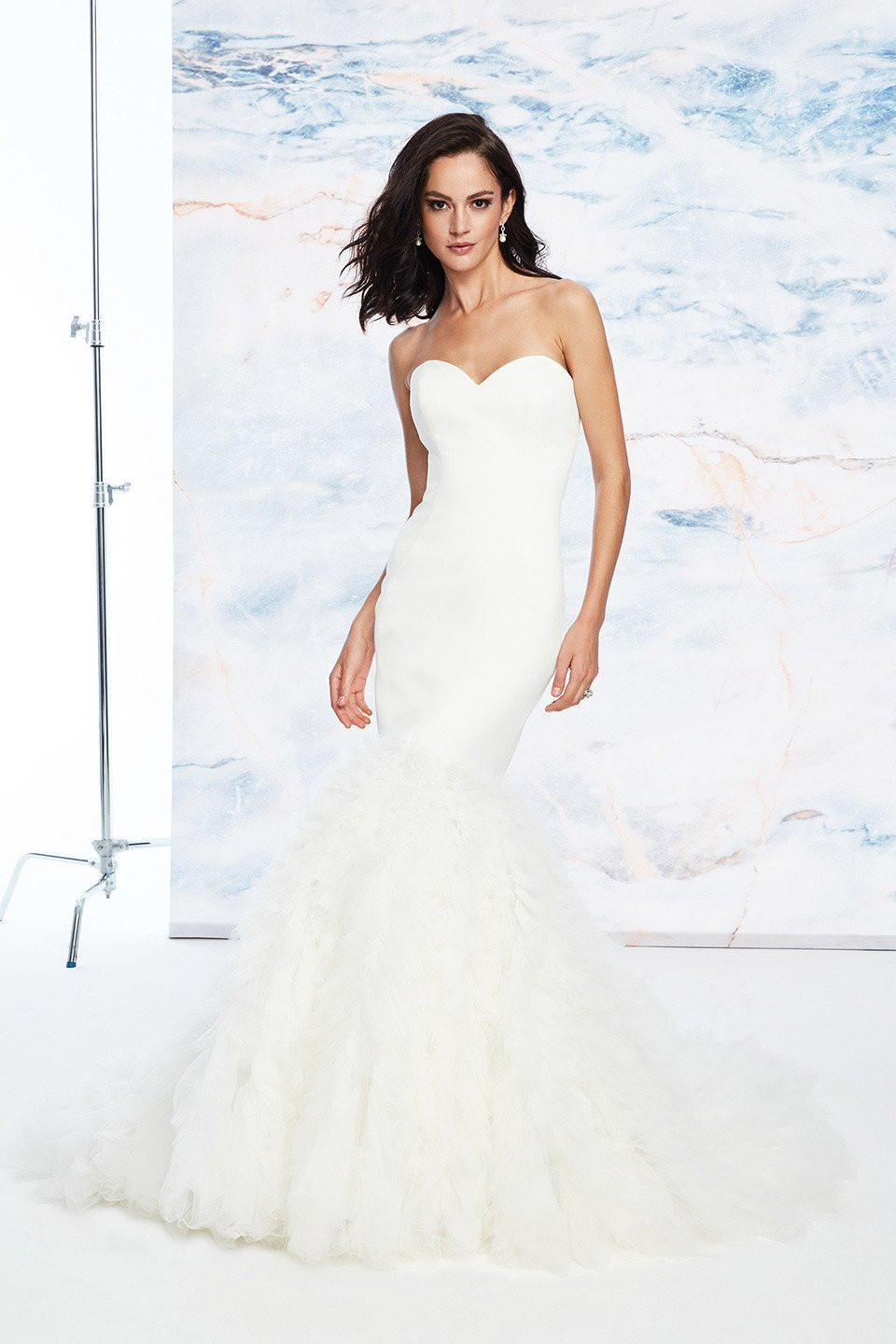 de trouwjurk is een strapless, zeemeermin stijl japon met een sweetheart halslijn