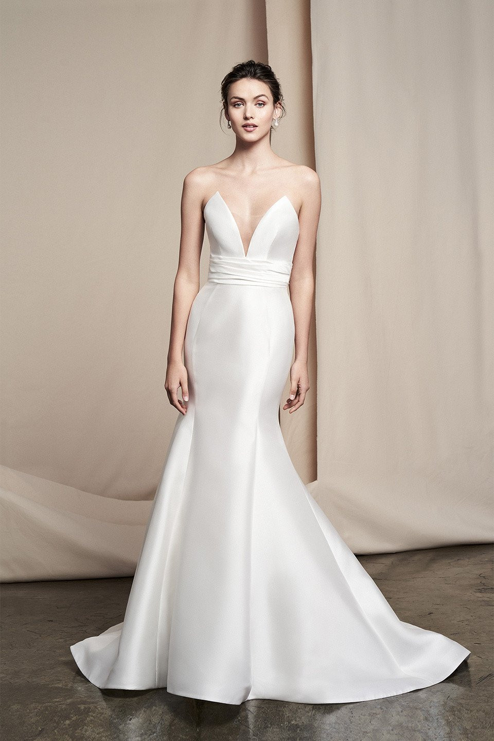 de trouwjurk is een strapless, diepe V-hals jurk met een diepe V-hals