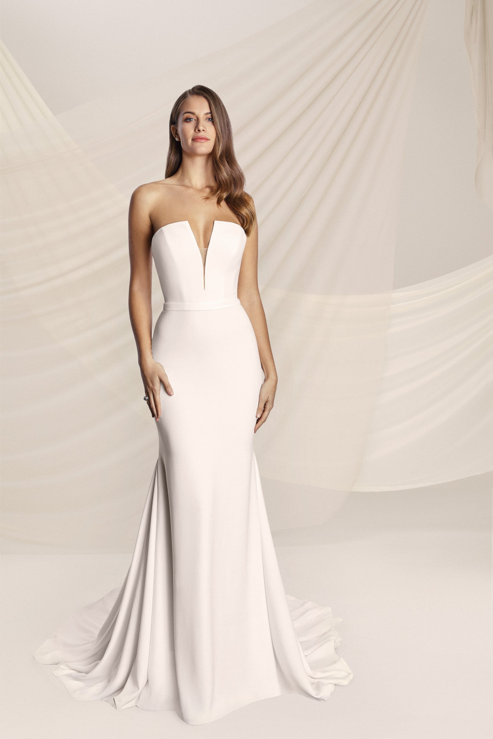 de allure bruidsjurk is een strapless jurk met een diepe v-hals