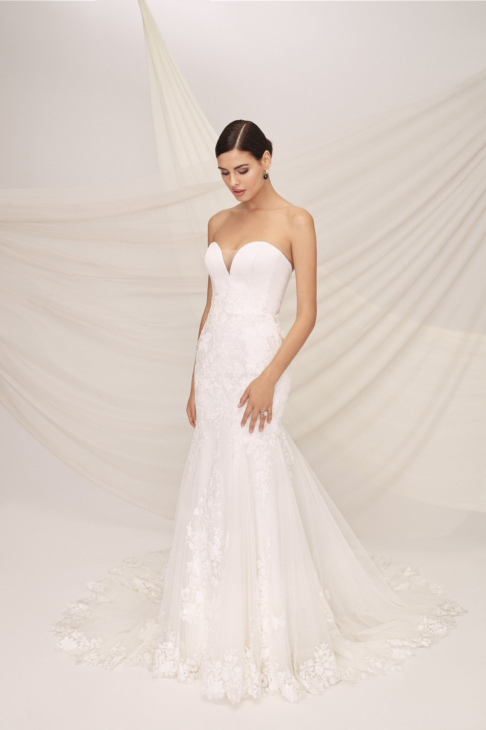 de trouwjurk is een strapless, kanten jurk met een sweetheart halslijn