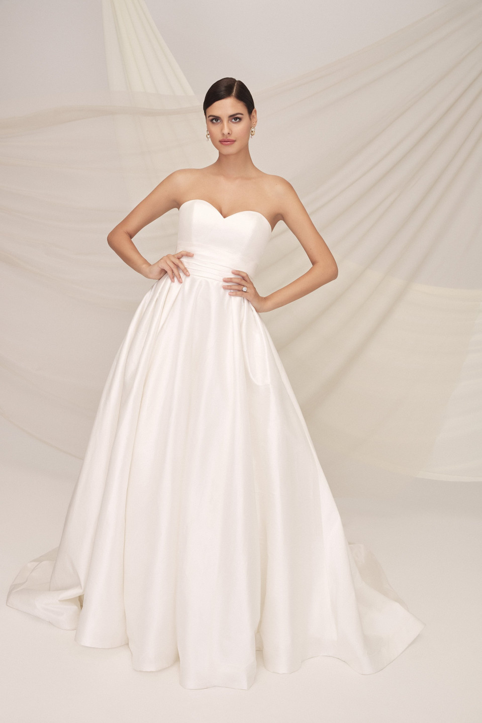 de strapless trouwjurk is gemaakt van satijn