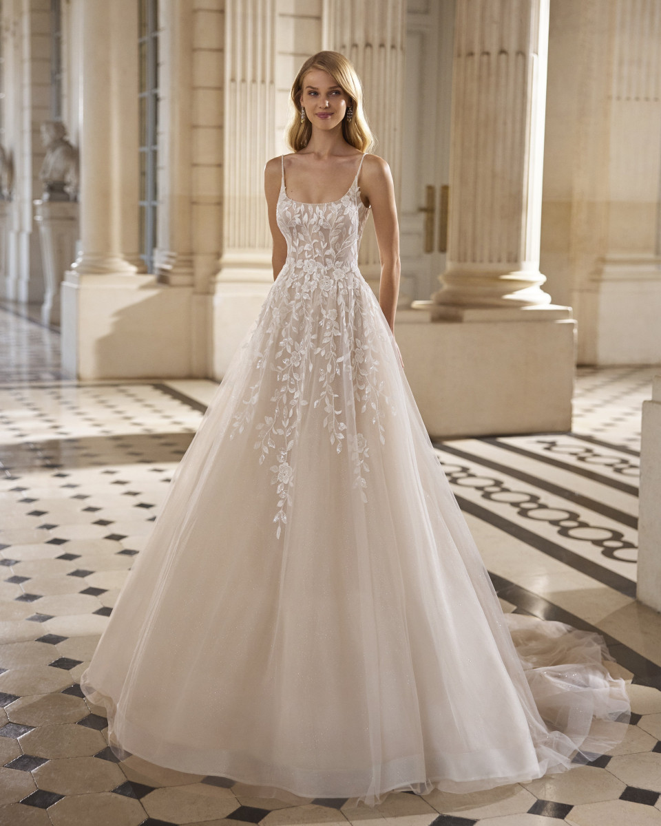 de trouwjurk is in een grote kamer met zuilen en zuilen