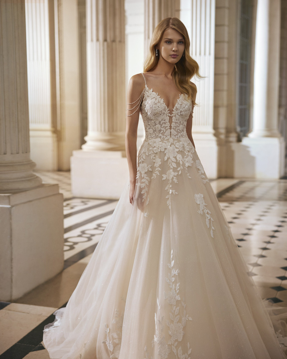 de trouwjurk is een prachtige, lange mouwen, kanten jurk