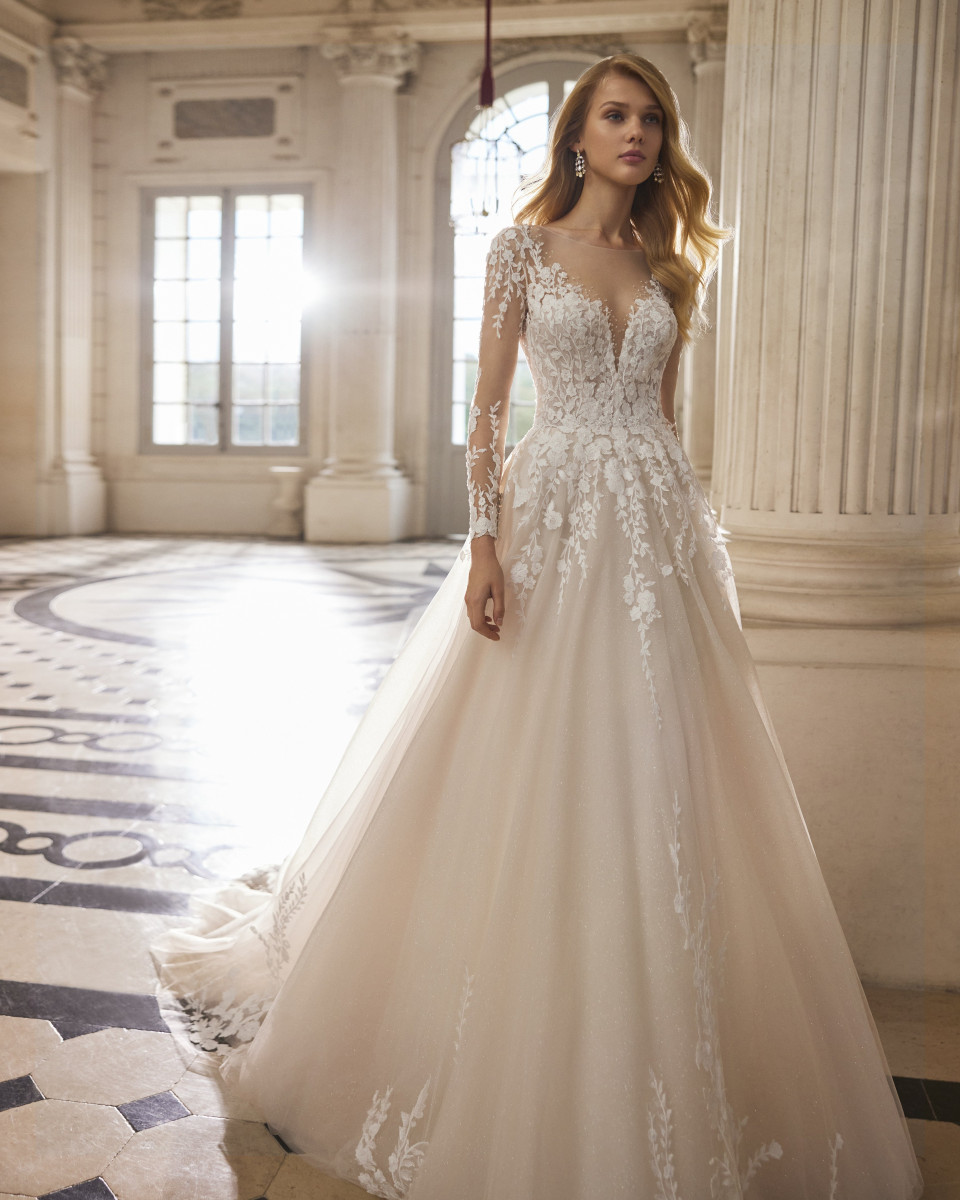 de trouwjurk is een lange mouwen, kanten en tule jurk met een v-hals