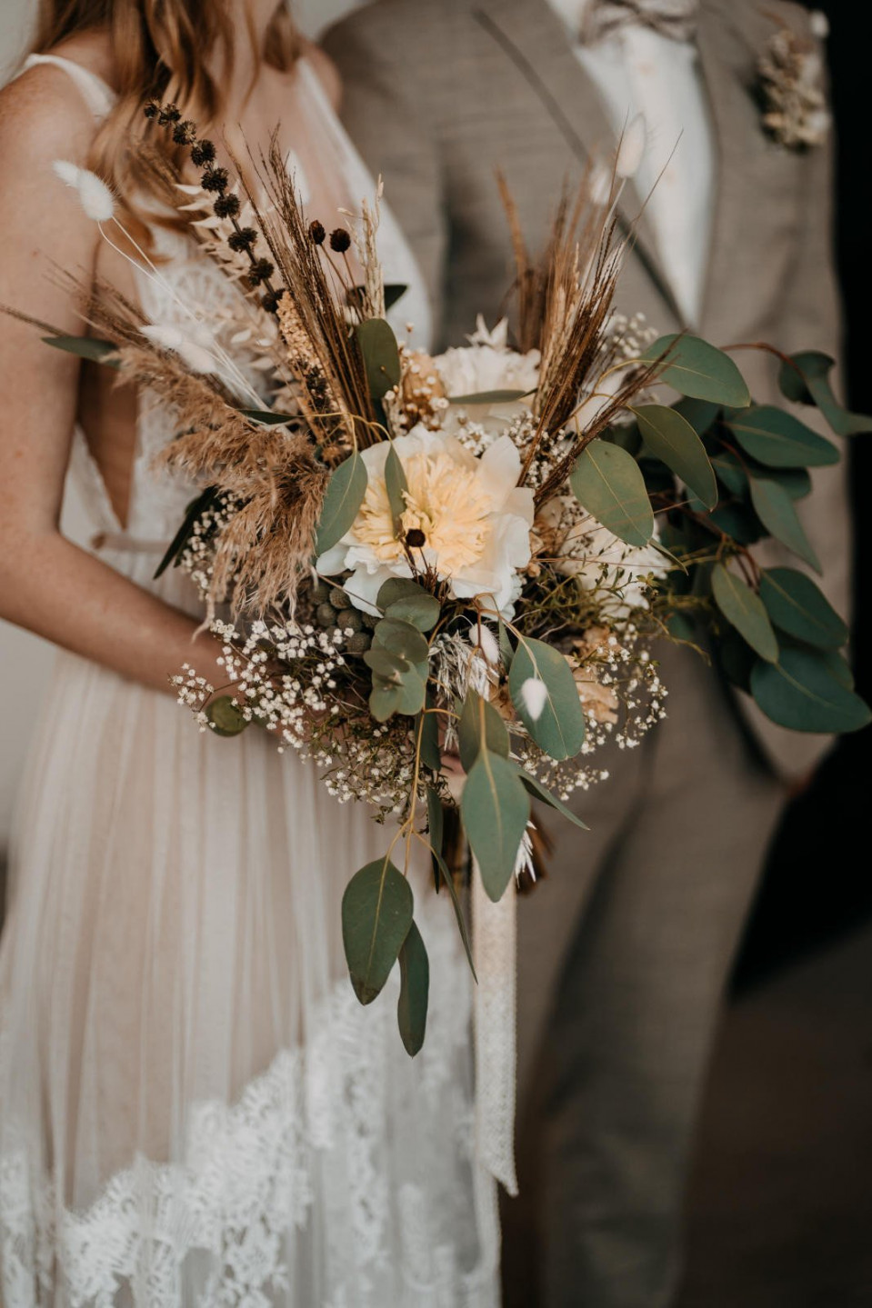 bruidsboeket met gedroogde bloemen en groen