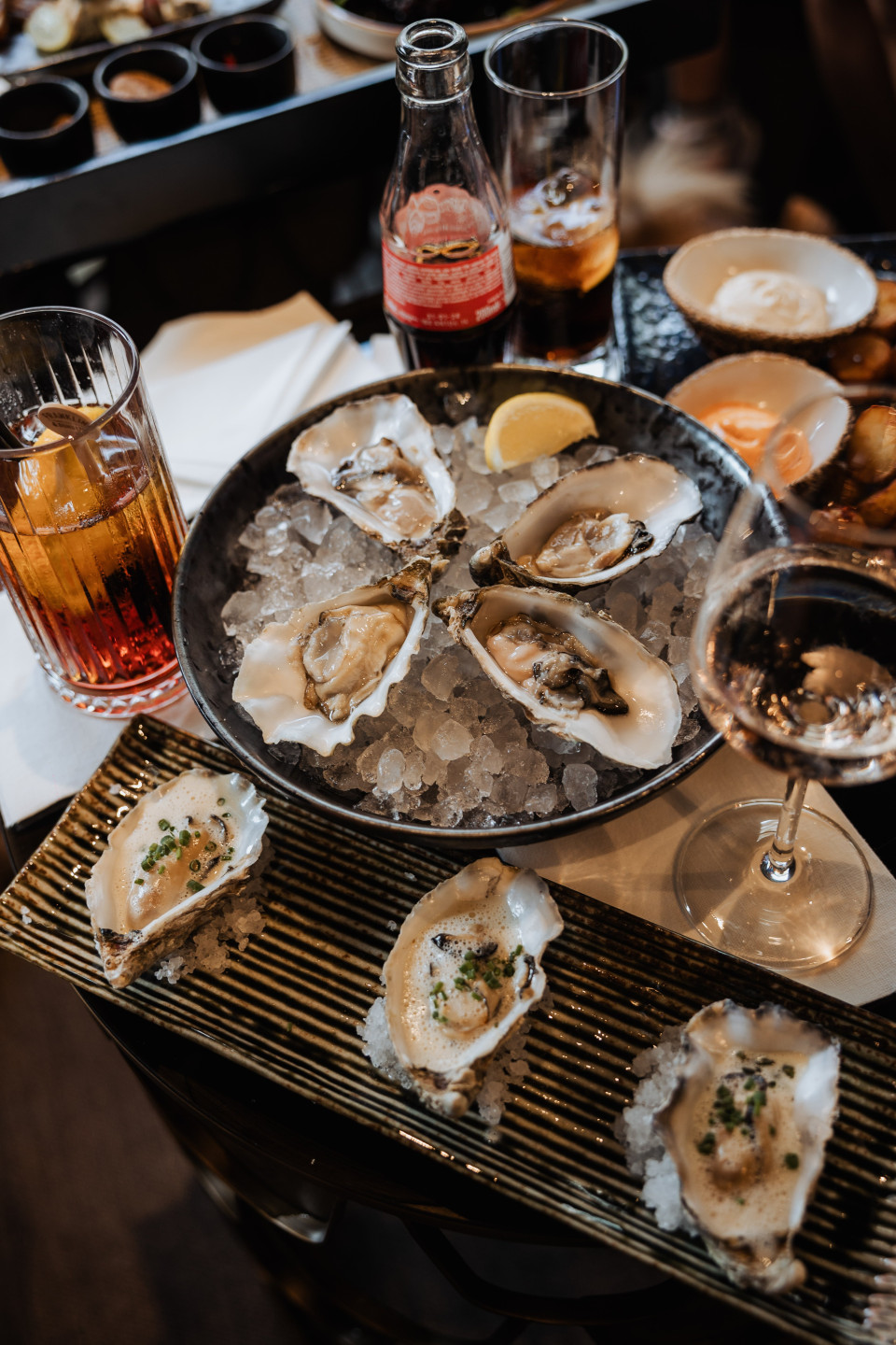 een tafel bedekt met oesters en wijn