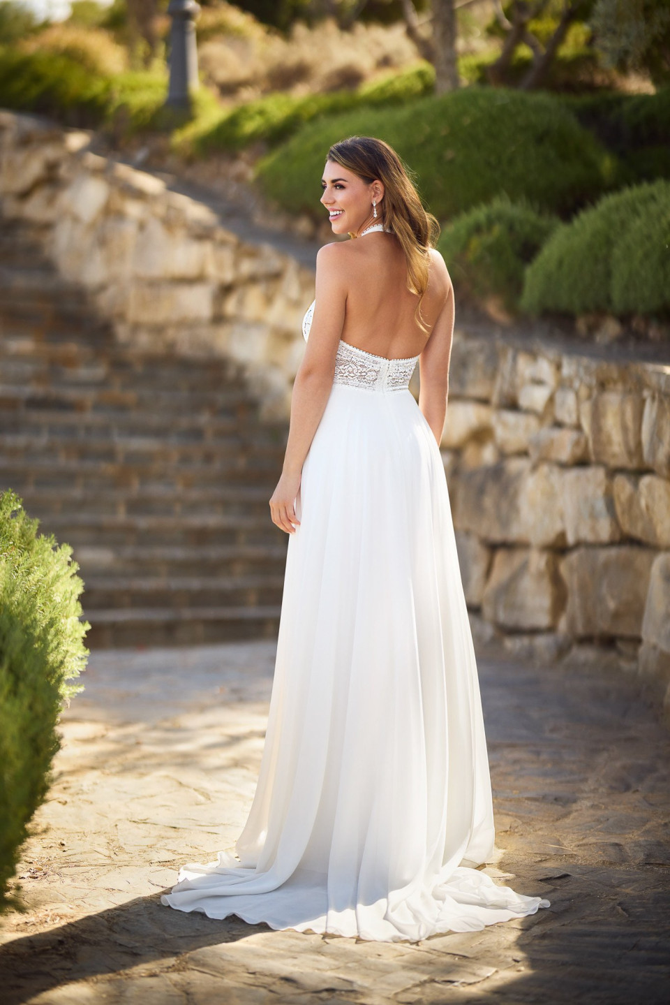 de achterkant van een vrouw in een trouwjurk