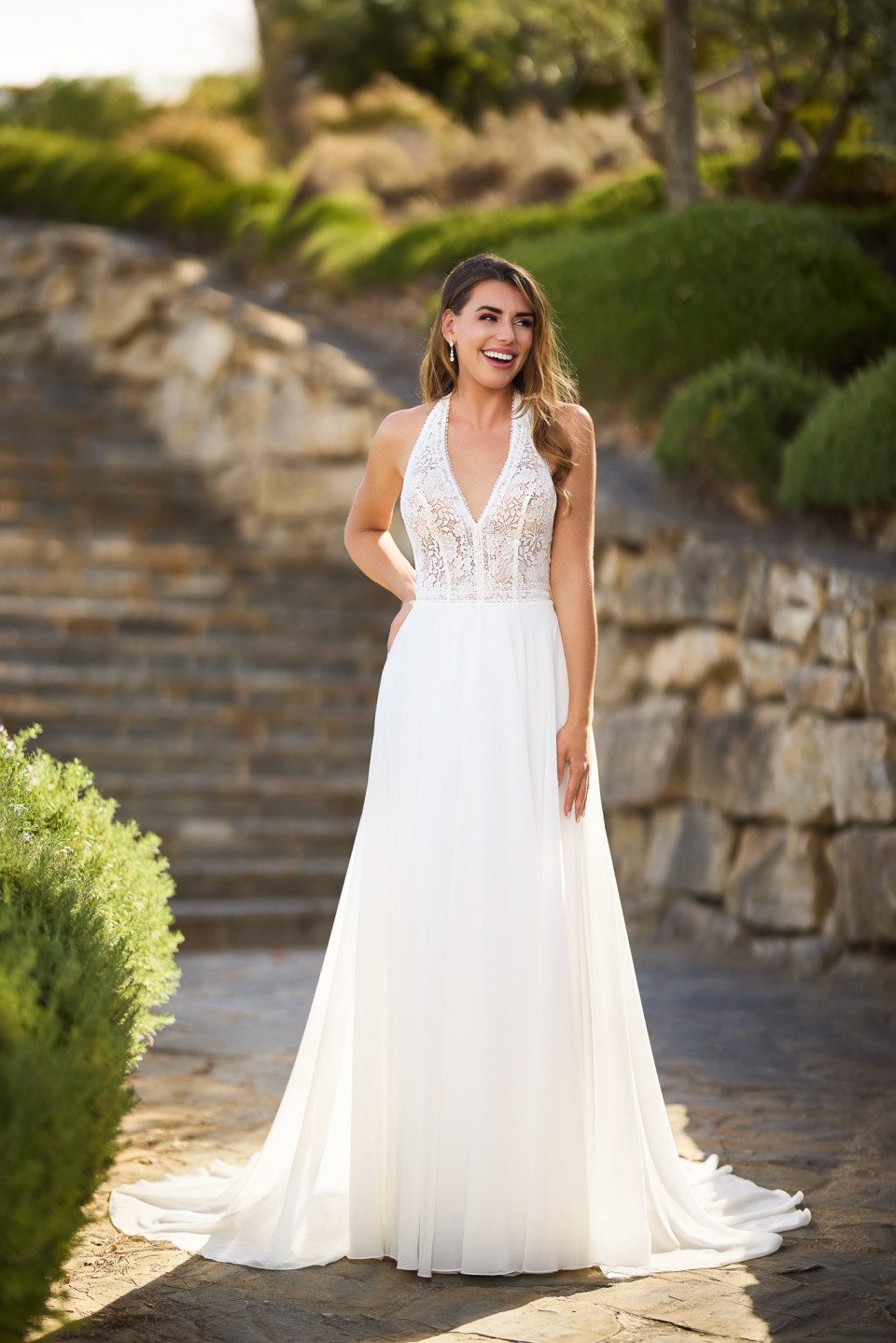 een vrouw in een trouwjurk die poseert voor een foto