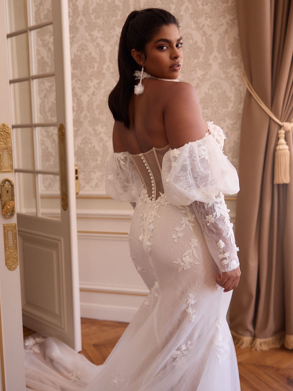 de achterkant van een vrouw in een trouwjurk