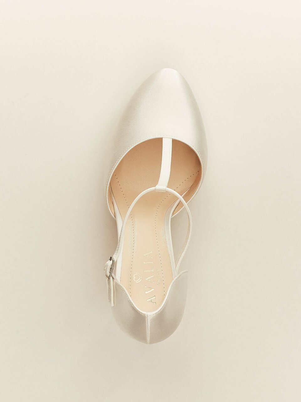 een bovenaanzicht van een paar witte bruidsschoenen