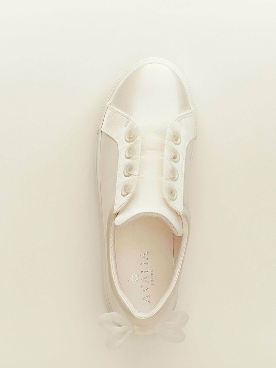 een bovenaanzicht van een paar witte sneakers