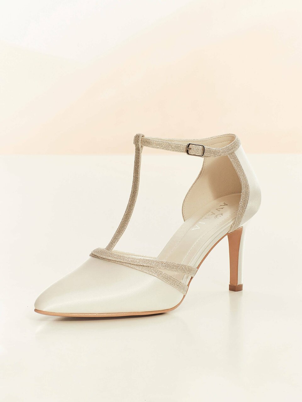 een afbeelding van de schoenen van een vrouw op een witte ondergrond