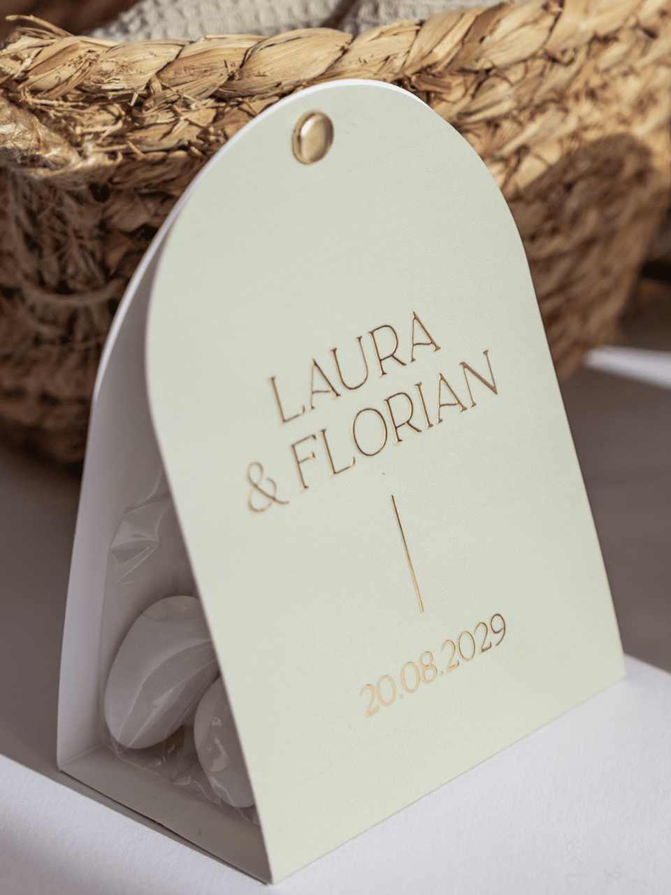 een close-up van een label op een tafel met een mand bloemen op de achtergrond en een mand op de voorgrond