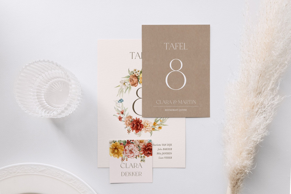 tafelkaarten en plaatskaarten met bloemendesigns
