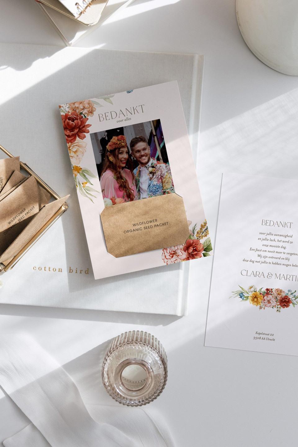 een trouwuitnodiging met een foto van een stel