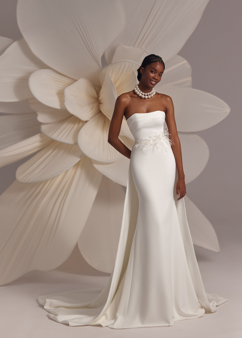 de trouwjurk is ontworpen met een strapless, lange sleep en een lange sleep
