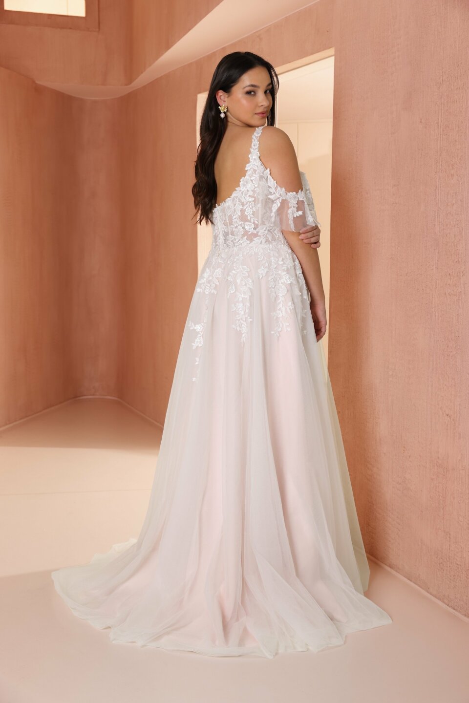 de achterkant van een vrouw in een trouwjurk