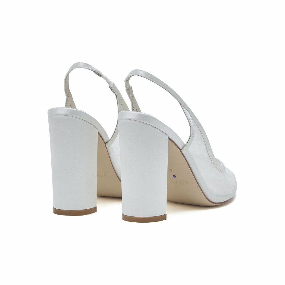 de achterkant van een paar witte hoge hakken