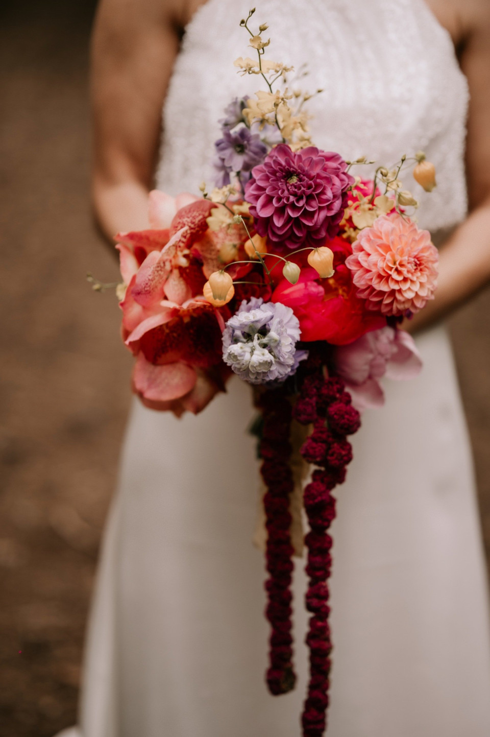 een bruid die een kleurrijk boeket vasthoudt