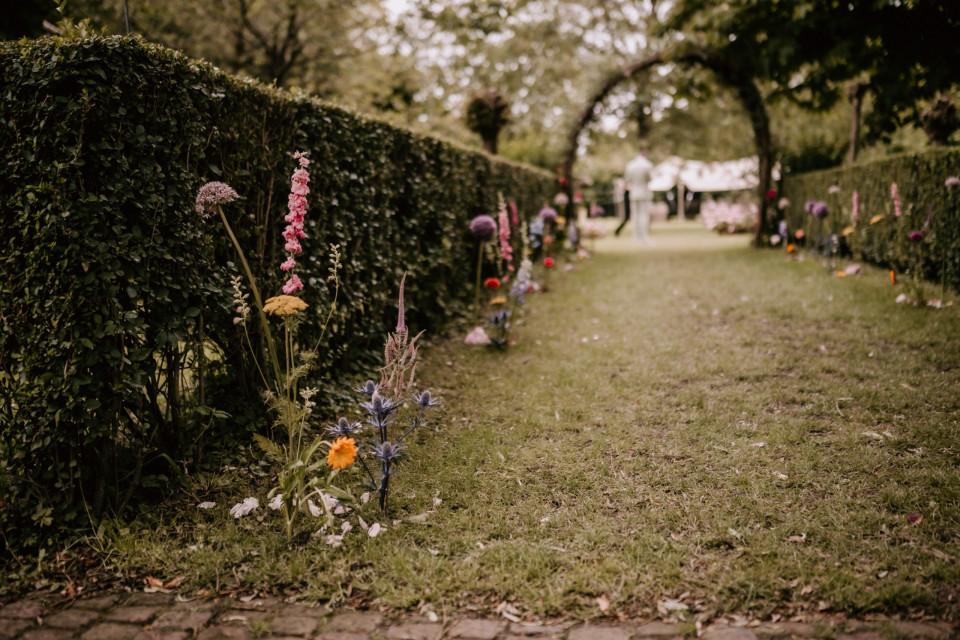 een tuin met bloemen en struiken in het midden