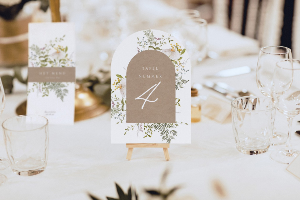 tafelnummers met groen en bloemen