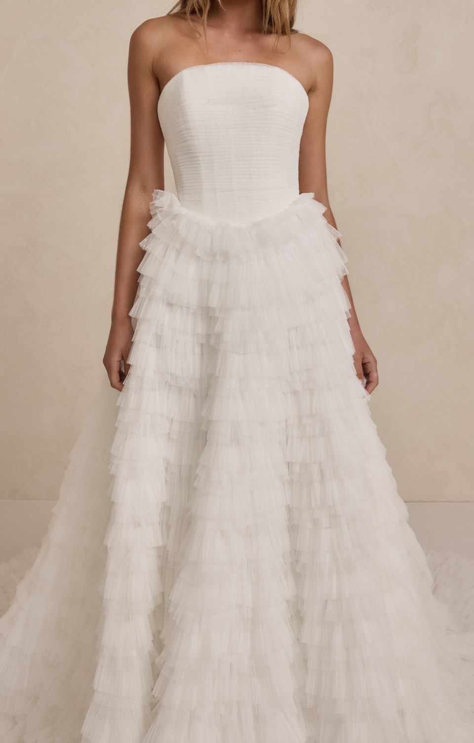 de achterkant van deze strapless trouwjurk met lagen tule