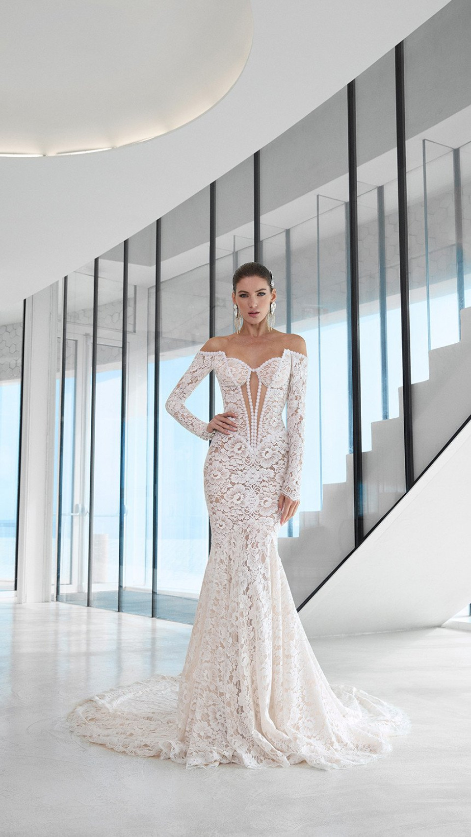 een vrouw in een off-the-shoulder kanten trouwjurk
