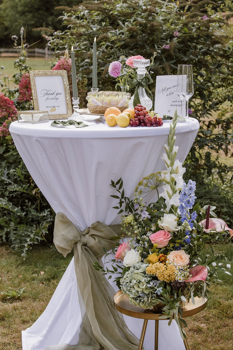 een afbeelding van een tafel die is opgesteld voor een bruiloft