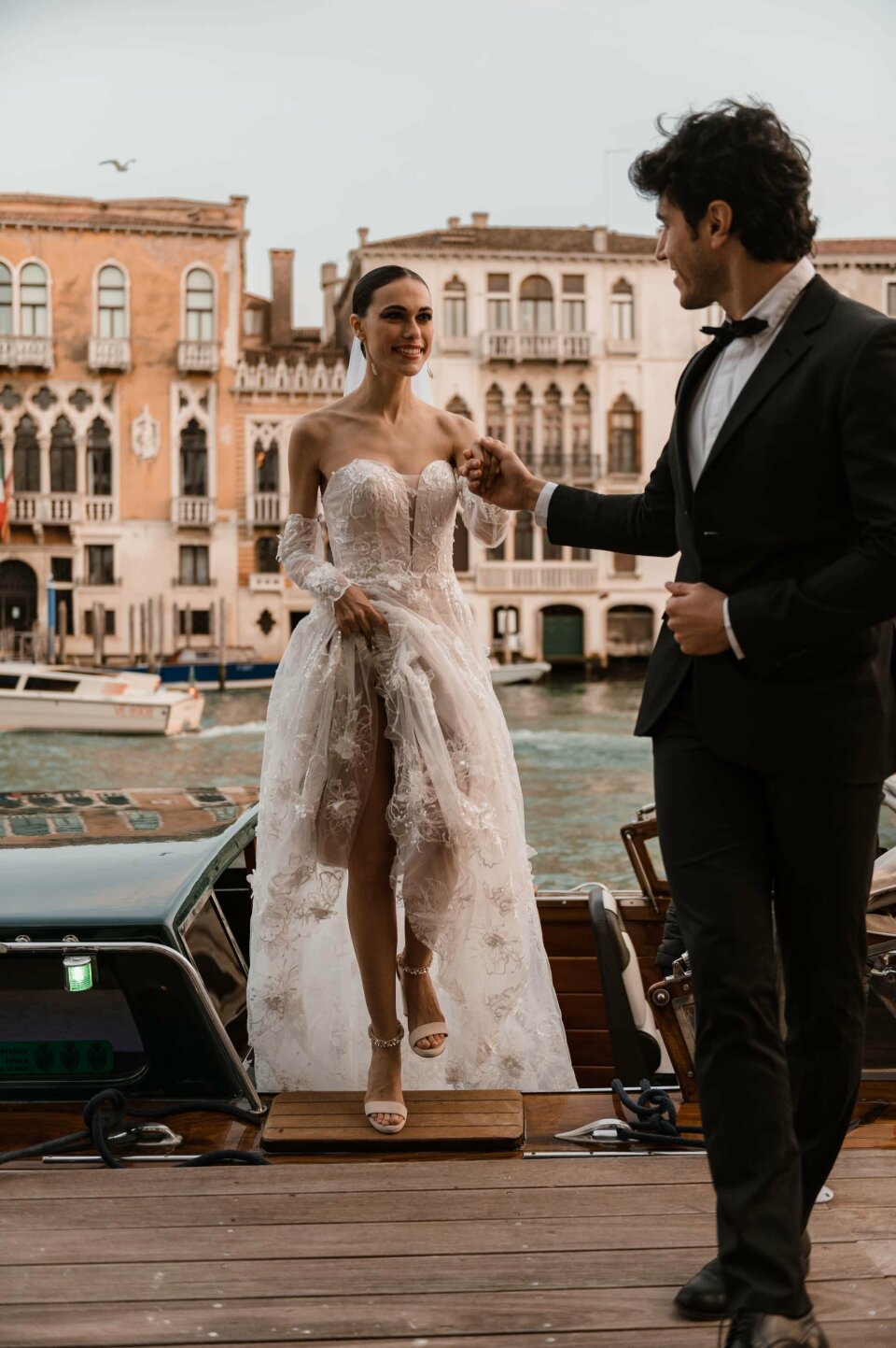 een man in een smoking en een vrouw in een trouwjurk