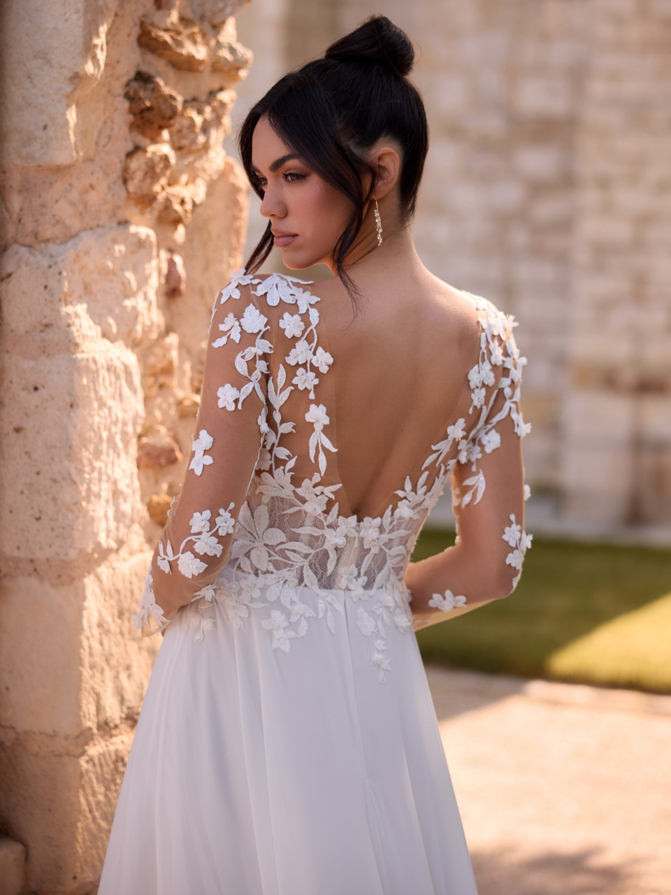 de achterkant van een vrouw in een trouwjurk