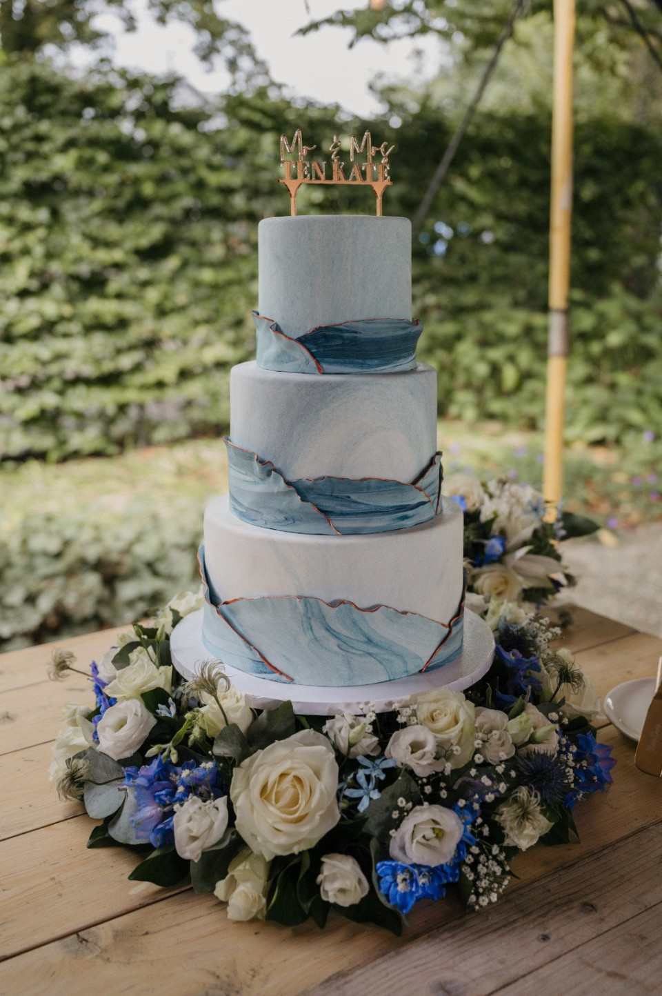 een bruidstaart op een tafel met bloemen