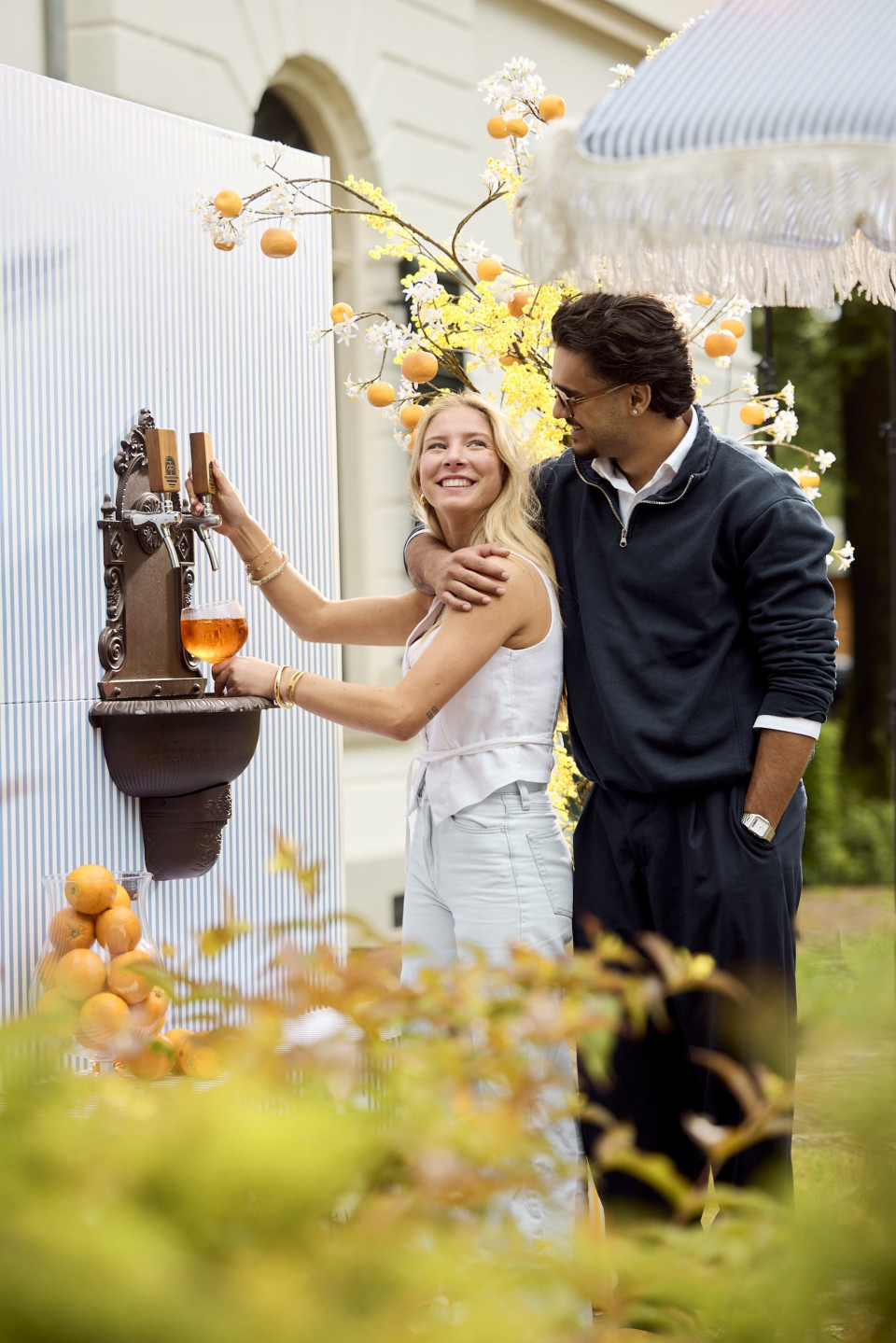 een man en een vrouw die naast een fontein staan