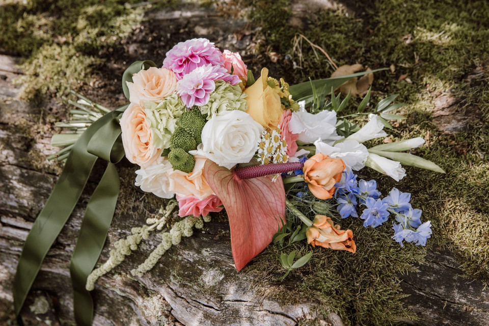 een boeket bloemen dat op de grond ligt