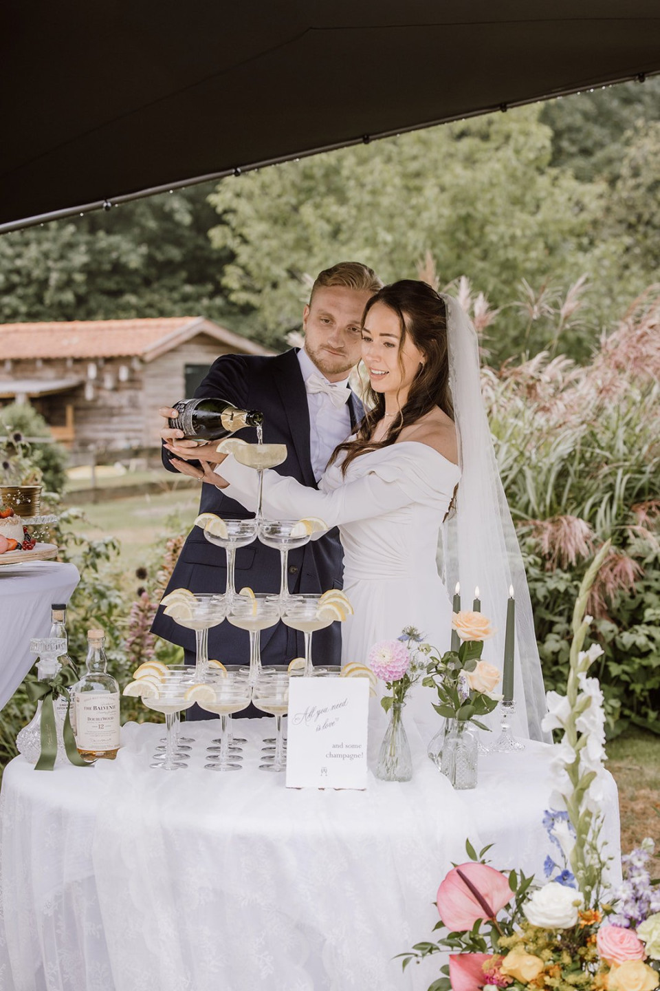 een bruid en bruidegom die hun bruidstaart snijden