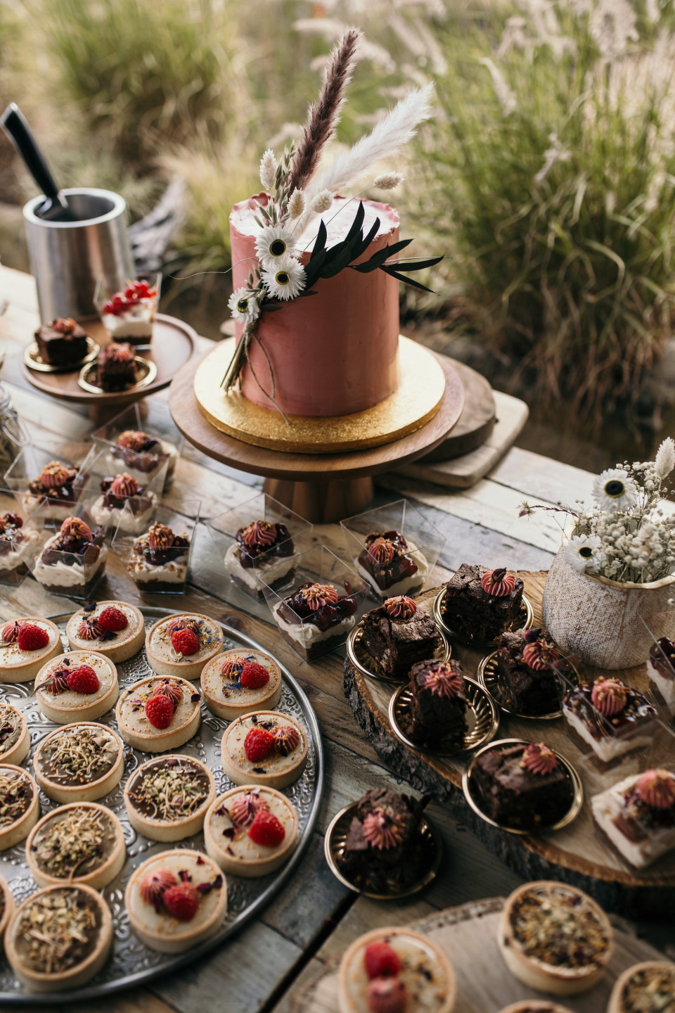 een verscheidenheid aan desserts uitgestald op een houten tafel
