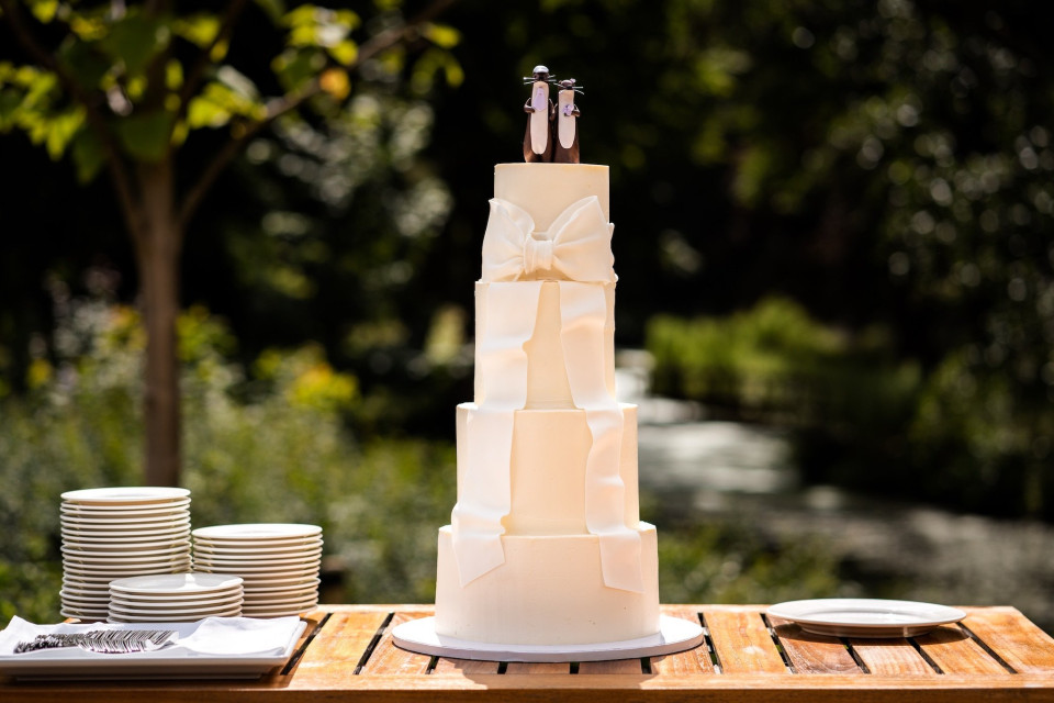 een bruidstaart op een tafel